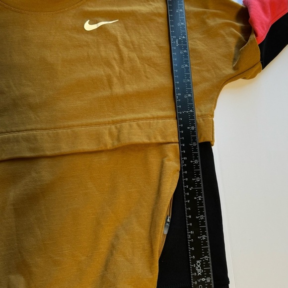 Nike Women's Dri Fit Therma Sphere Running top small - Picture 7 of 11